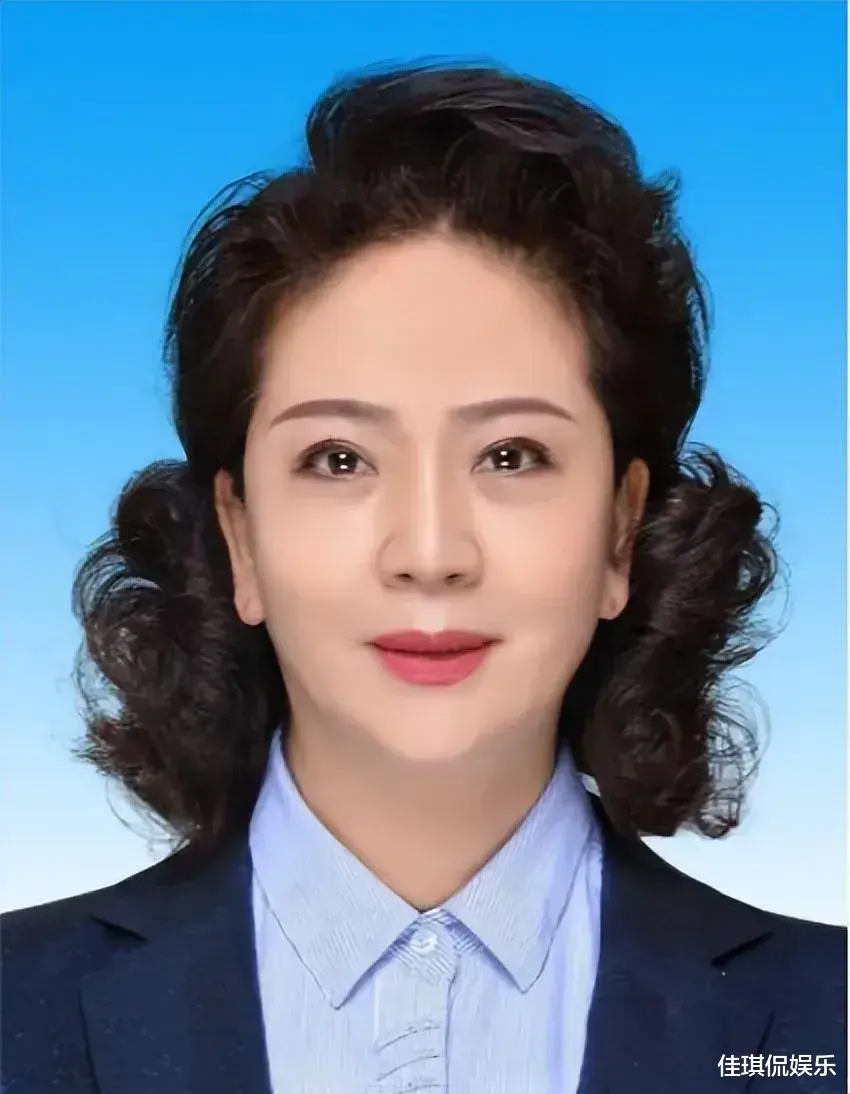 |引发争议的不是因为她穿金戴银，而是她靓丽的外表和自身业务能力十分的不匹配