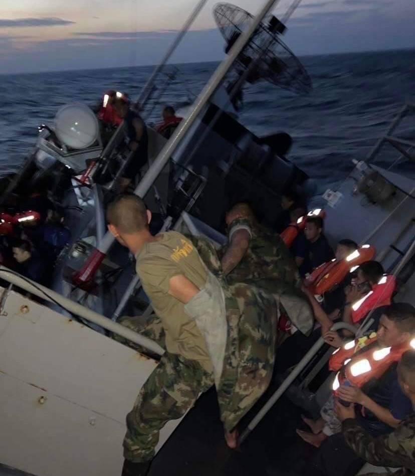 载有106人泰国海军船只遭遇海浪不幸沉船