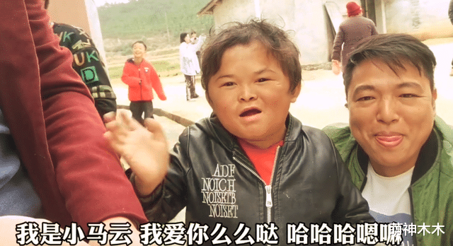 假笑男孩|假笑男孩沦落到接祝福视频！被父母夺利毁掉的孩子，每个都太可惜