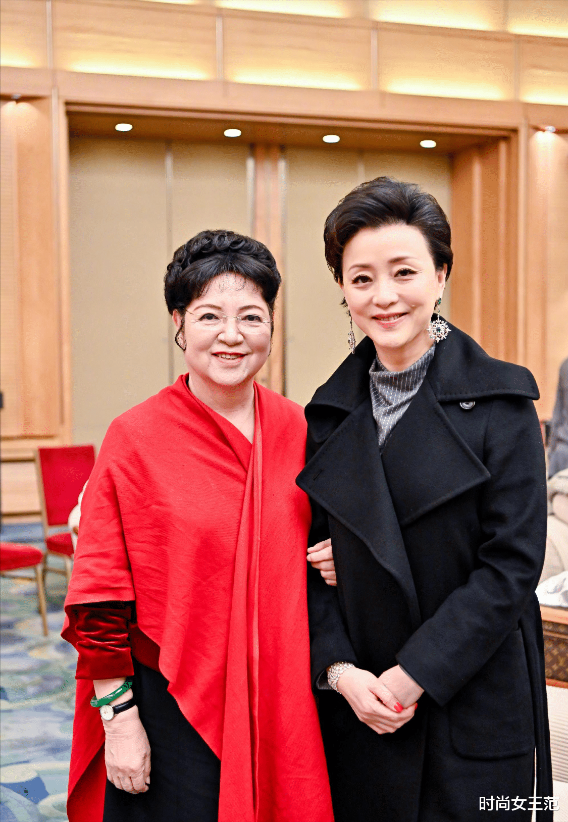 杨澜|杨澜跟老公居家照晒得少!驼背弓腰靠打扮撑气场,挽手老公仍优雅