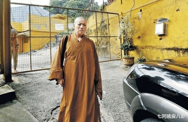 翁静晶|“僧袍下穿黑丝”释智定：住豪宅、开豪车、与和尚结婚，她真荒唐