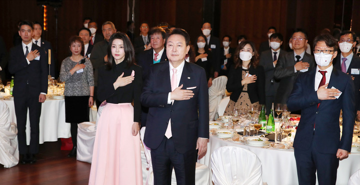 美甲 韩国夫人新年出访变“时装秀”?一天换4套美出圈,到瑞士又放招