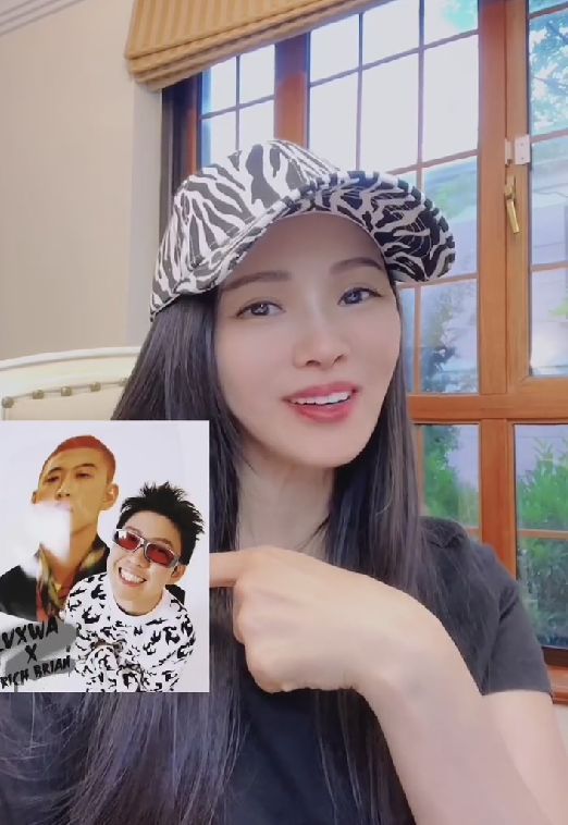 伊能静|伊能静为儿子宣传艺术展,哈利再次晒女装照,穿露肩长裙秀锁骨