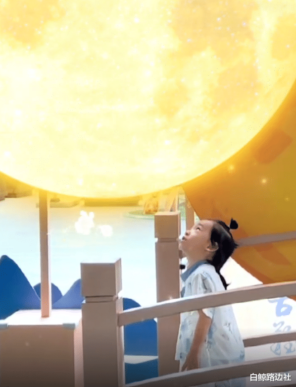 陈小春|应采儿晒2岁小儿子近照!Hoho扎辫子像女孩,五官和陈小春一模一样