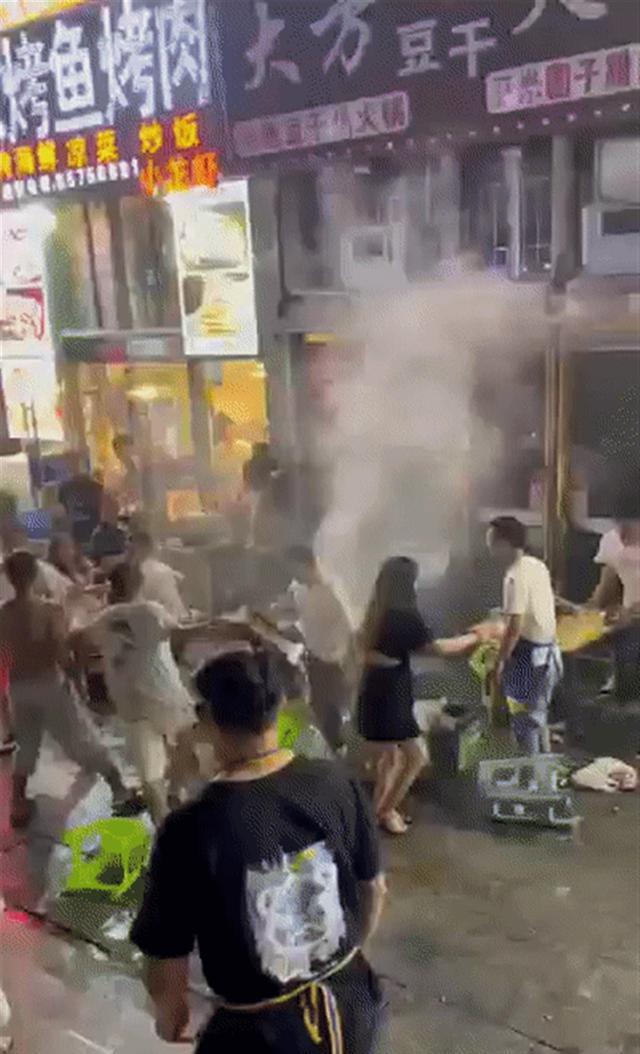 贵阳一夜宵摊凌晨发生群殴事件,这夜宵还能吃吗