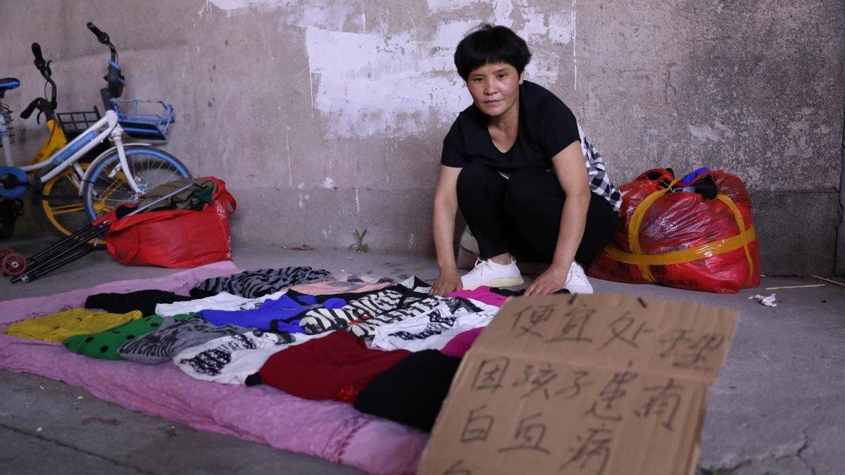 五旬女子为救重症女儿街头摆摊卖衣服，降到5元一件仍然无人问津