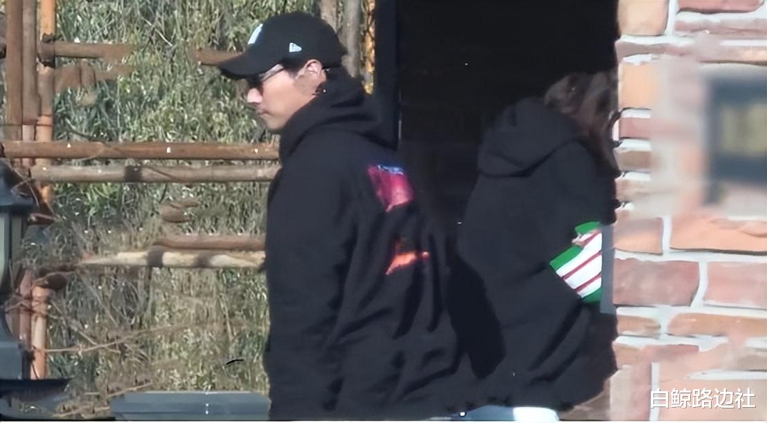 张亮|张亮开豪车携家人做核酸！前妻寇静牵着7岁女儿，离婚四年仍同住