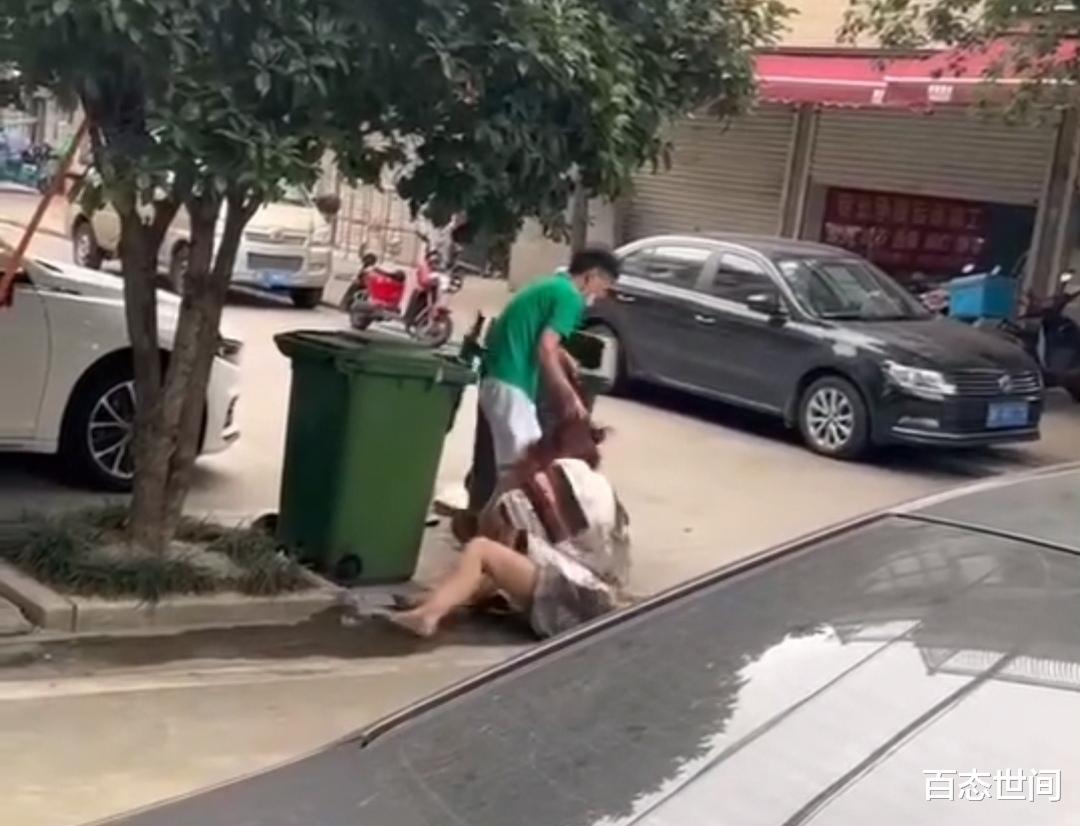 桐乡一男子当街殴打女子,把女子往垃圾桶里装,自称被女子骗了钱