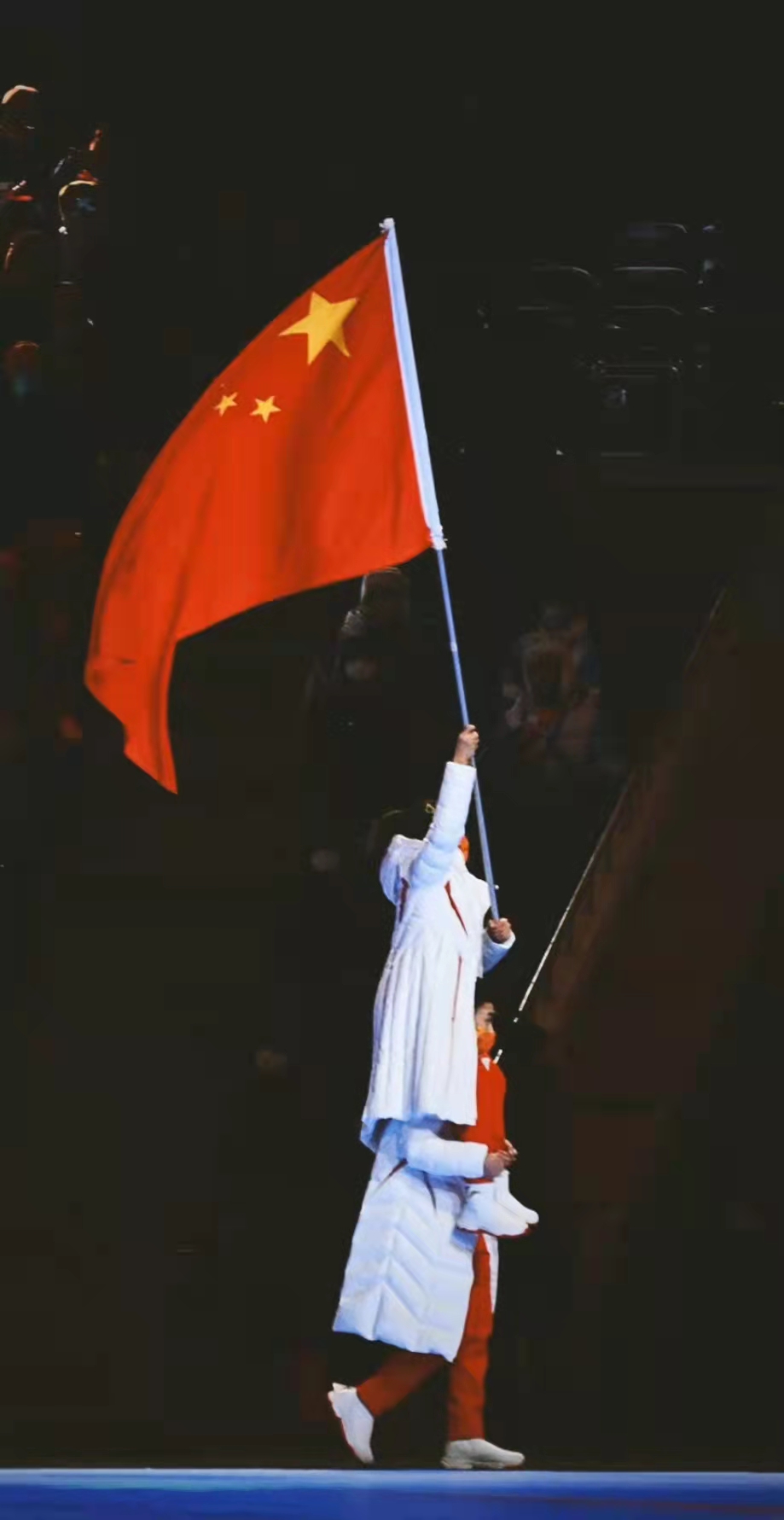 鸟巢|谷爱凌、苏翊鸣一起进入鸟巢！高亭宇扛起徐梦桃，国旗高高飘扬！