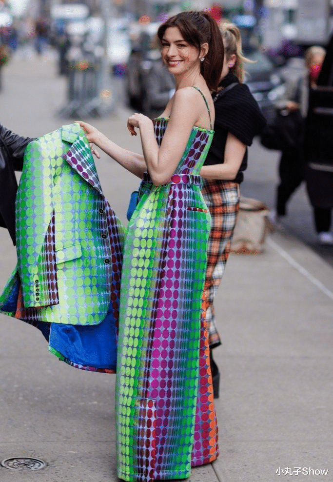 安妮·海瑟薇 40岁安妮·海瑟薇美翻!彩色连体裤现身街头,扎高马尾辫不输少女