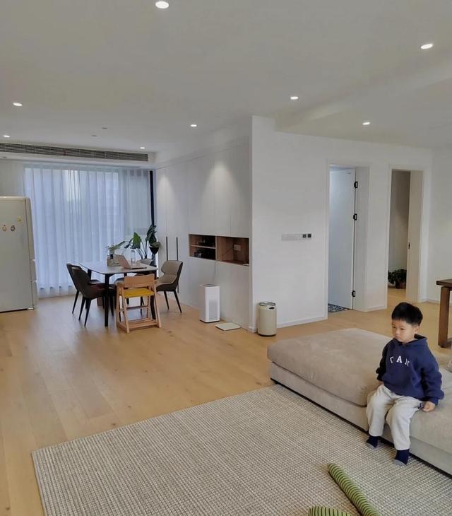 走进她家,才知道什么叫作有孩子的家庭,130新家“空无一物”