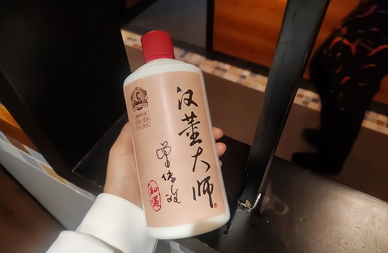 提醒中年人：和别人喝酒时，不要有这“3个毛病”，容易得罪人