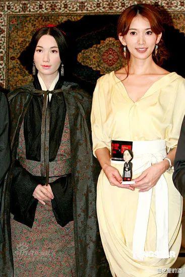 杨幂|谁敢信这是杨幂啊？神似热依扎还暴露脸僵，可以入选灾难名场面了