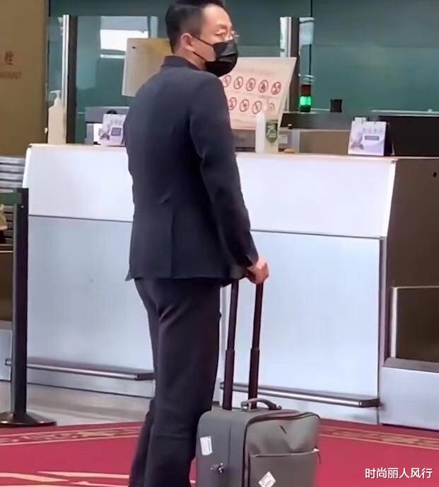 汪小菲|大s结婚汪小菲却爆火!首次露面走机场,穿西装戴眼镜变帅气霸总