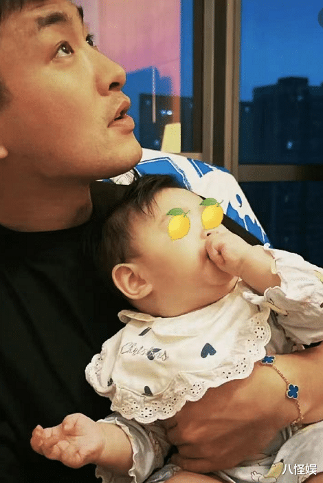 |王彦霖一宿只睡三小时，收工后赶紧陪妻女，双手握女儿小手好有爱