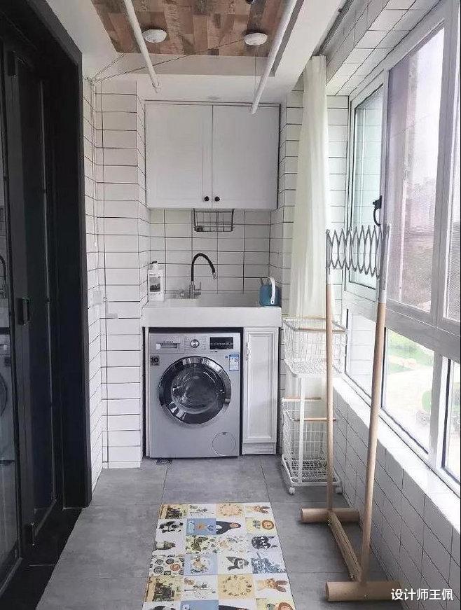 装修的时候，大胆丢掉阳台的推拉门，客厅瞬间变高级了！