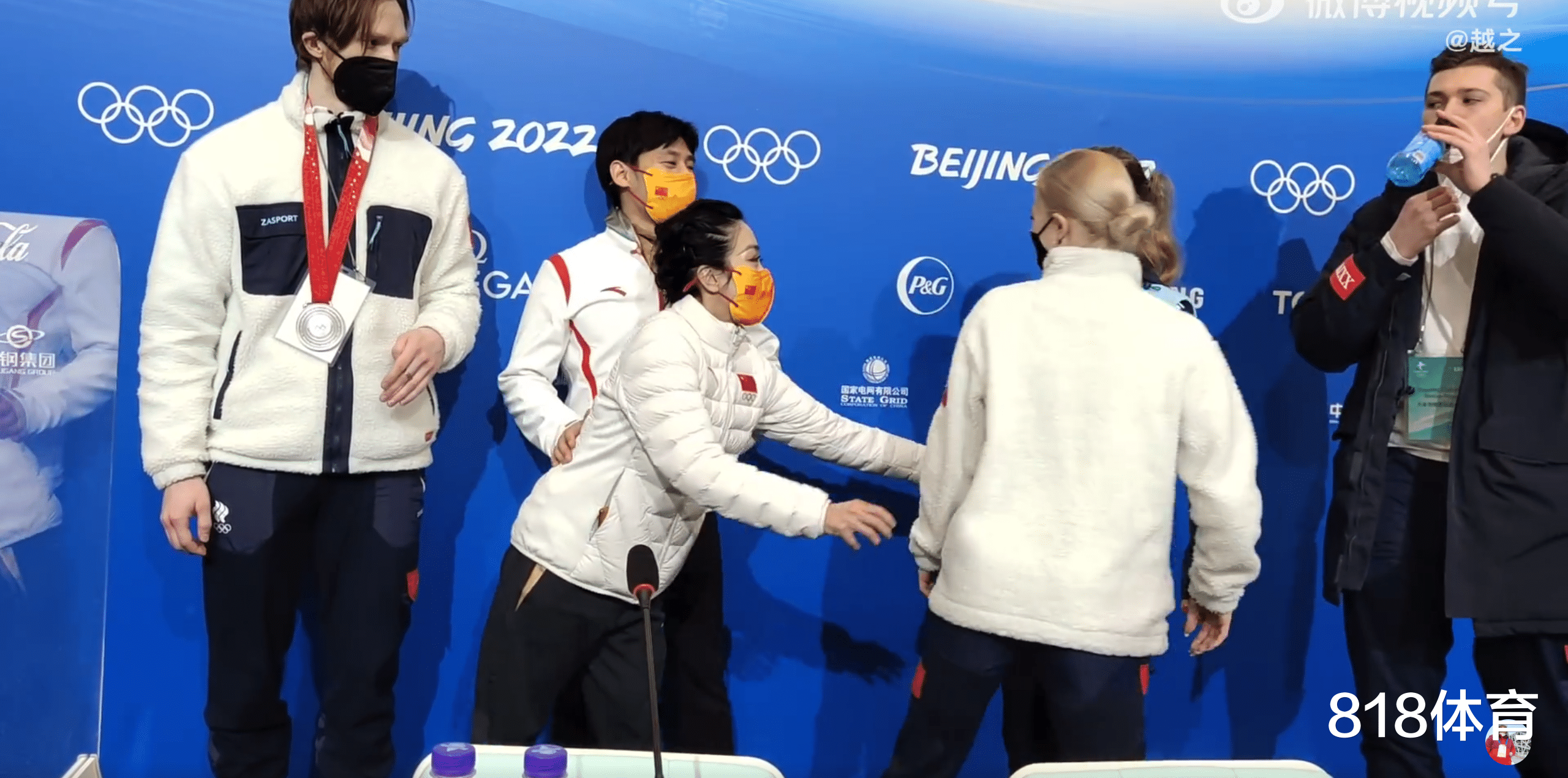 韩聪|整活! 葱桶合影银牌铜牌, 隋文静要求交换搭档, 韩聪无奈踮脚同框俄美女