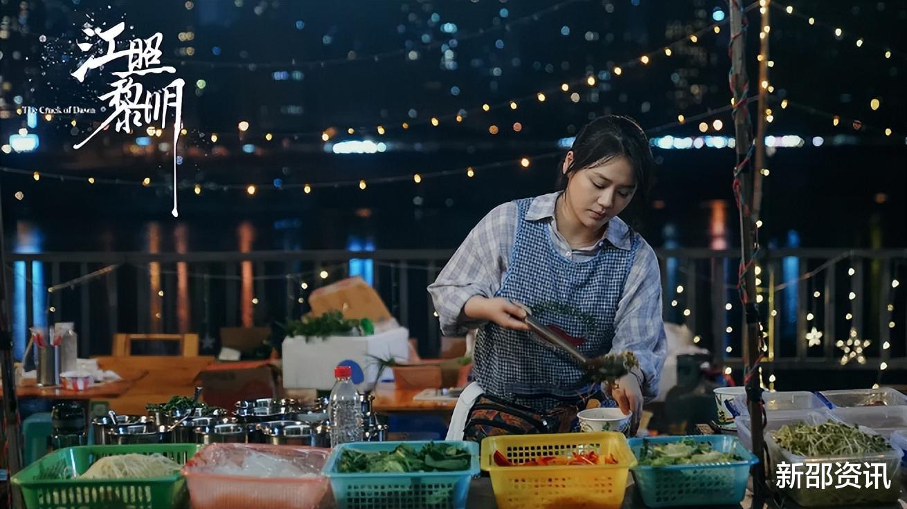 马思纯|马思纯素颜健身一脸汗！脸上全是痘印太明显，穿吊带自拍走纯欲风