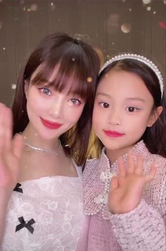 李小璐|40岁李小璐泳池中与人嬉闹，穿泳装秀好身材，落水后素颜模样大变