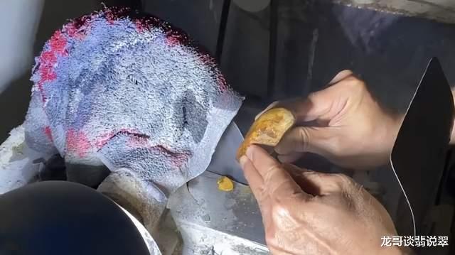 翡翠|龙哥说翡翠：此料能出满黄？切开看看满黄在哪？