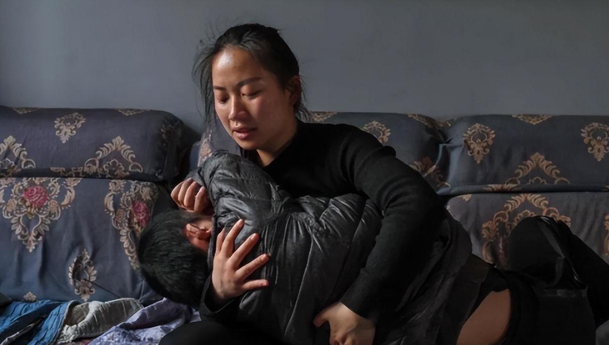 纪实95后女孩每晚抱着21岁弟弟睡觉,不敢找男朋友,一人撑起整个家