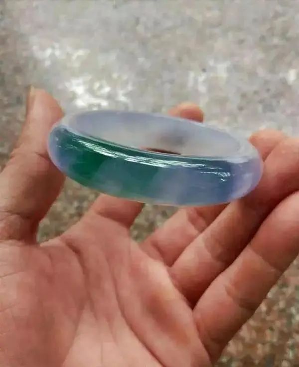 翡翠|底价180万欧元满是裂的翡翠原石,被土豪老板拿下后涨翻了!