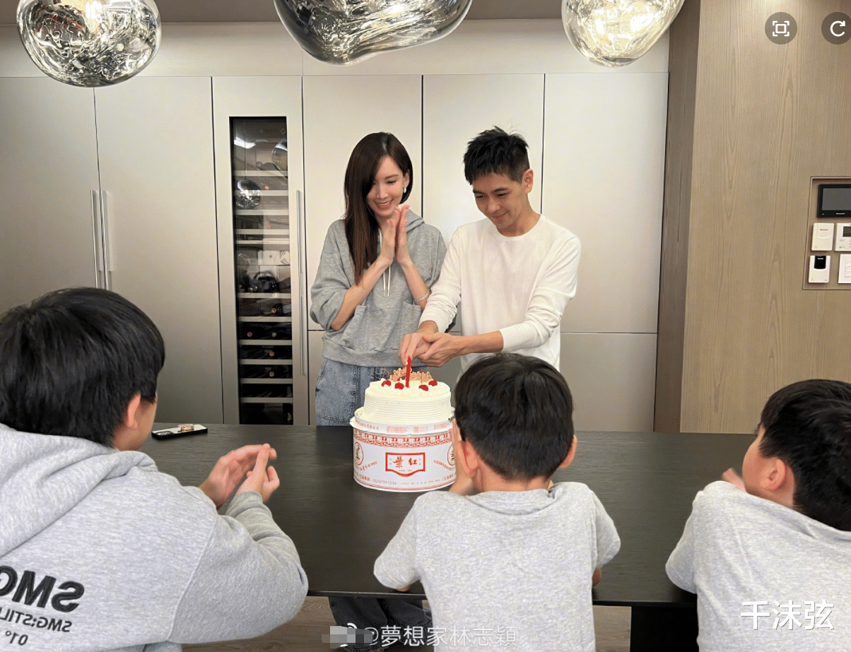 林志颖|林志颖妻子接孩子放学,开40万“电动汽车”,雨天行驶缓慢