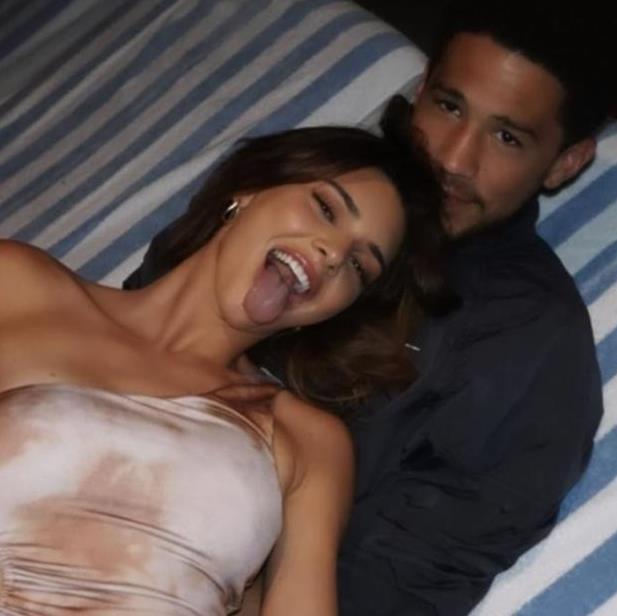 金·卡戴珊|金·卡戴珊的平安夜，穿豹纹装展示绝佳身材，享受假期，状态很棒