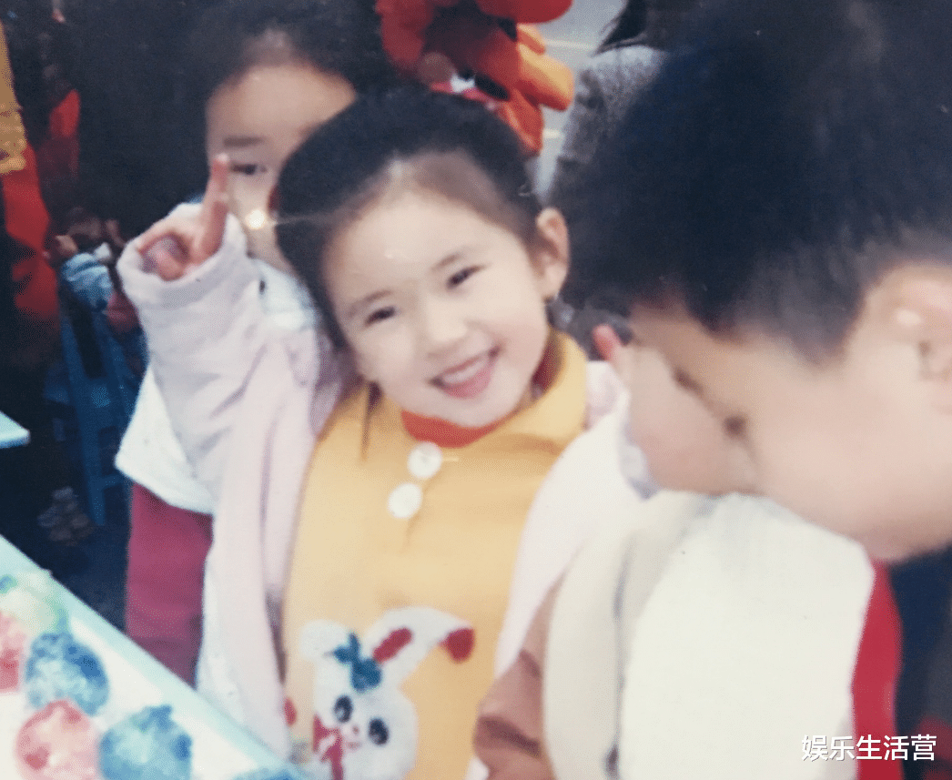 赵露思|赵露思幼儿园小学照曝光，原装妈生脸等比长大，整容明星该脸红了