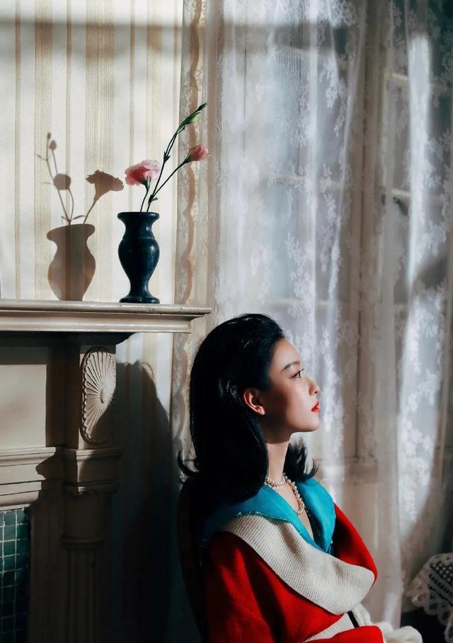 倪妮|倪妮登theBallroom穿红裙大秀美背，复古卷发演绎东方韵味