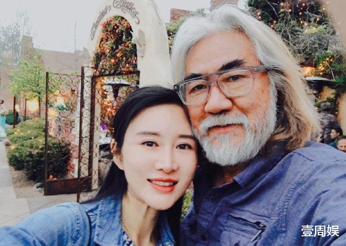 杨幂|71岁张纪中带娇妻玩滑翔伞，吓到不敢动弹，网友：去蹦极啊！