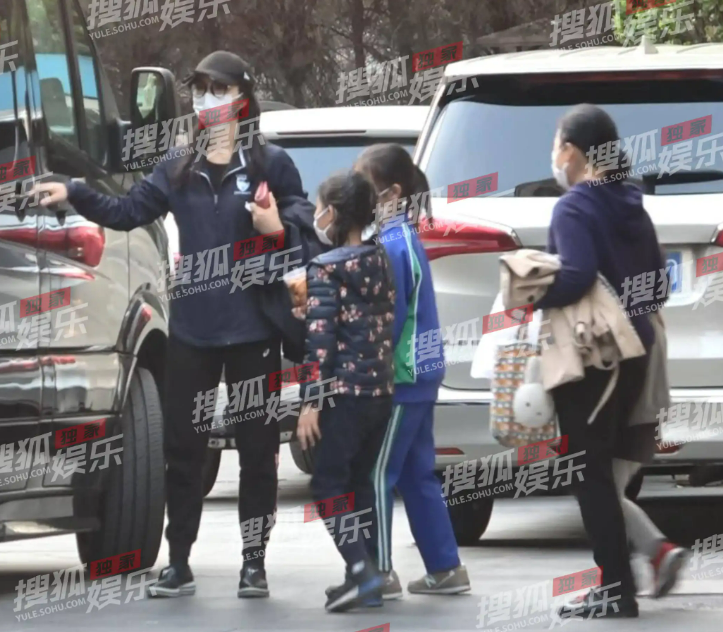 陈好|陈好与富豪老公吃饭被拍！未化妆皮肤白嫩，女儿背大纸袋太接地气