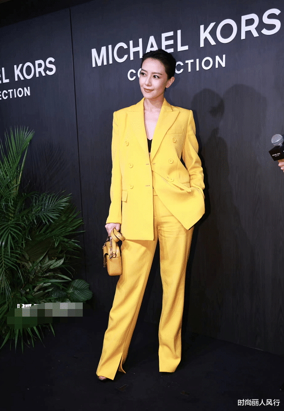 高圆圆|42岁高圆圆生图太敢拍!穿黄西装梳大背头耍帅翻车,浪费极品身材