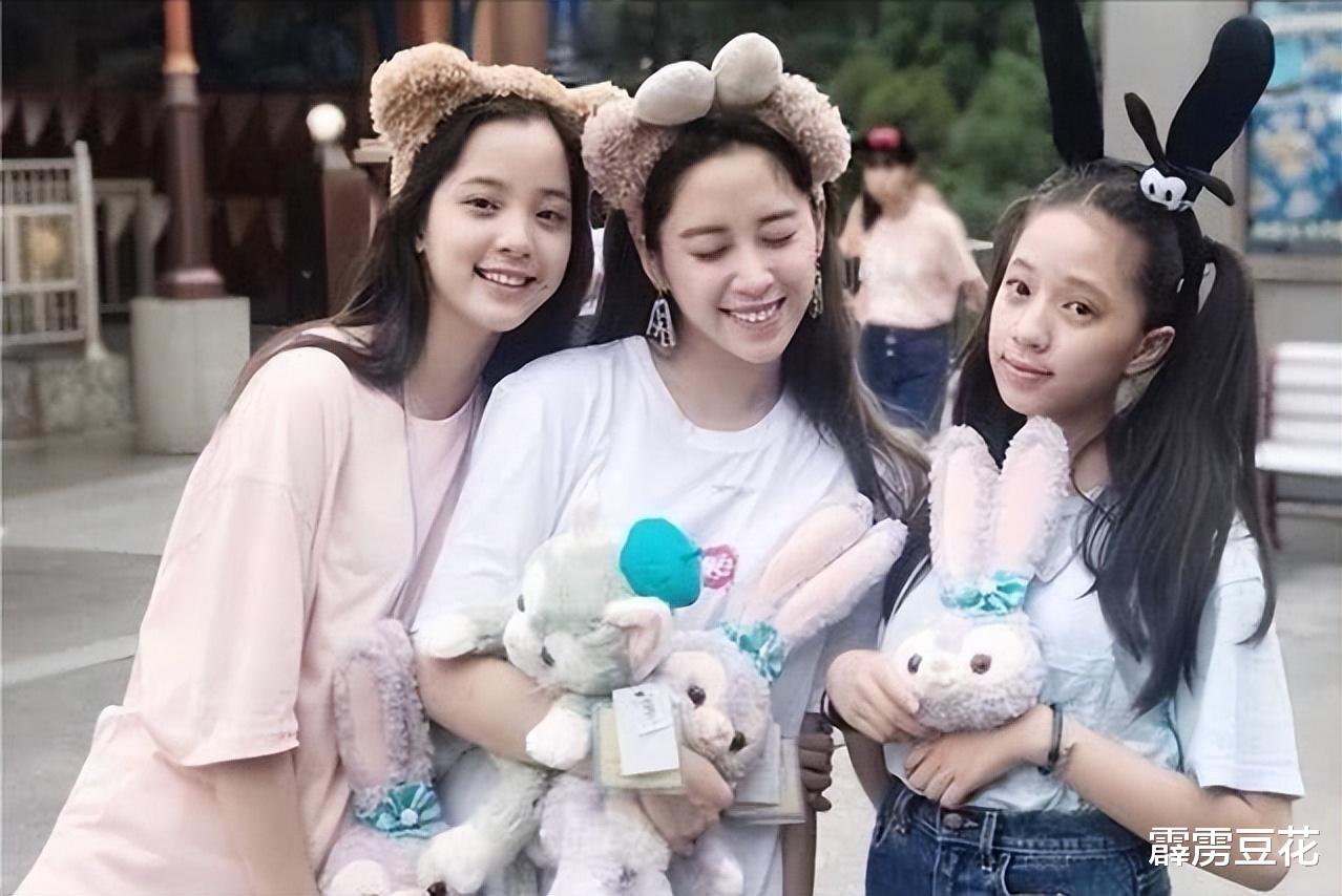 欧阳娜娜|欧阳娜娜晒一家五口过年新衣,三姐妹衣服区别大,爸爸被指偏心