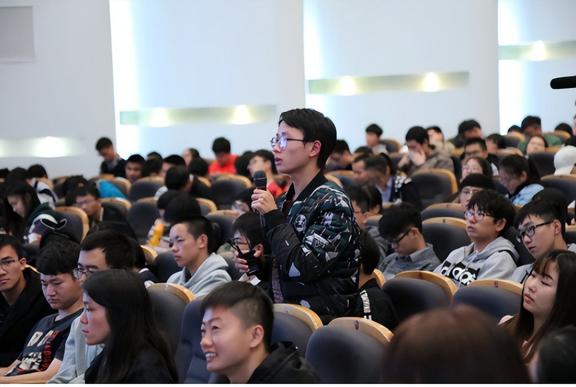 本科生|人大教授直言：不喜欢给研究生上课，他们跟本科生比有一定差距