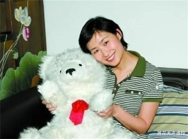 中国首位女宇航员返回地面后，为何销声匿迹了？如今她的生活怎样