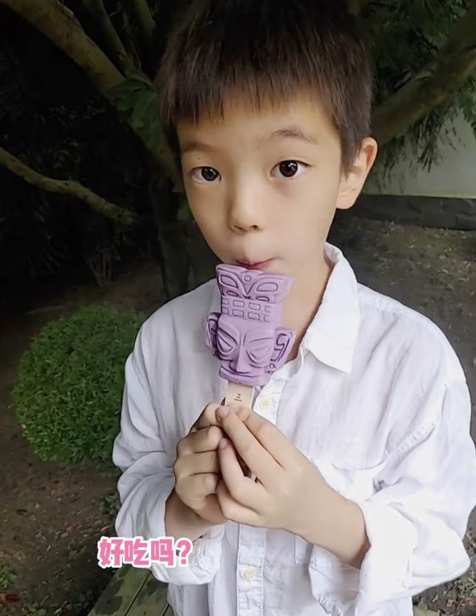 杜宇麒|霍思燕晒儿子吃雪糕，嗯哼近期瘦出瓜子脸，网友直呼：“翻版”杜江