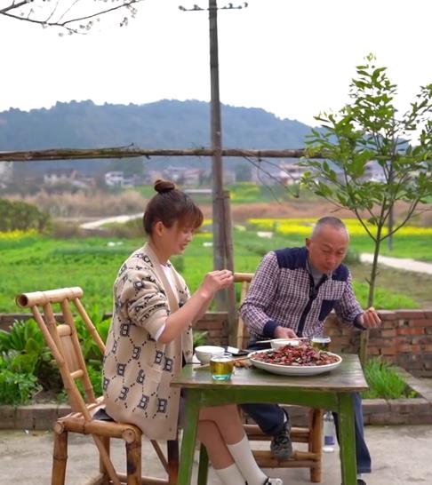 自媒体|网红“严素”背后团队首曝,新号半年涨粉仅10万,网友:丢人现眼