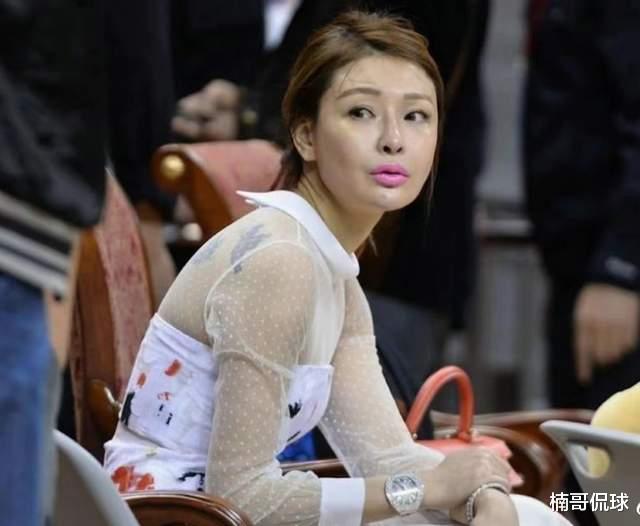 广东男篮|广东队老板娘搭肩杜锋热聊！周鹏与妻子很甜蜜，朱芳雨专心玩手机