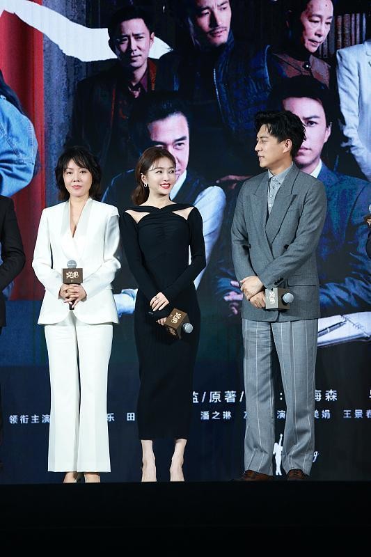 秦岚|心态年轻比保养更重要，秦岚穿的裙子就很年轻，能看出青春的心态