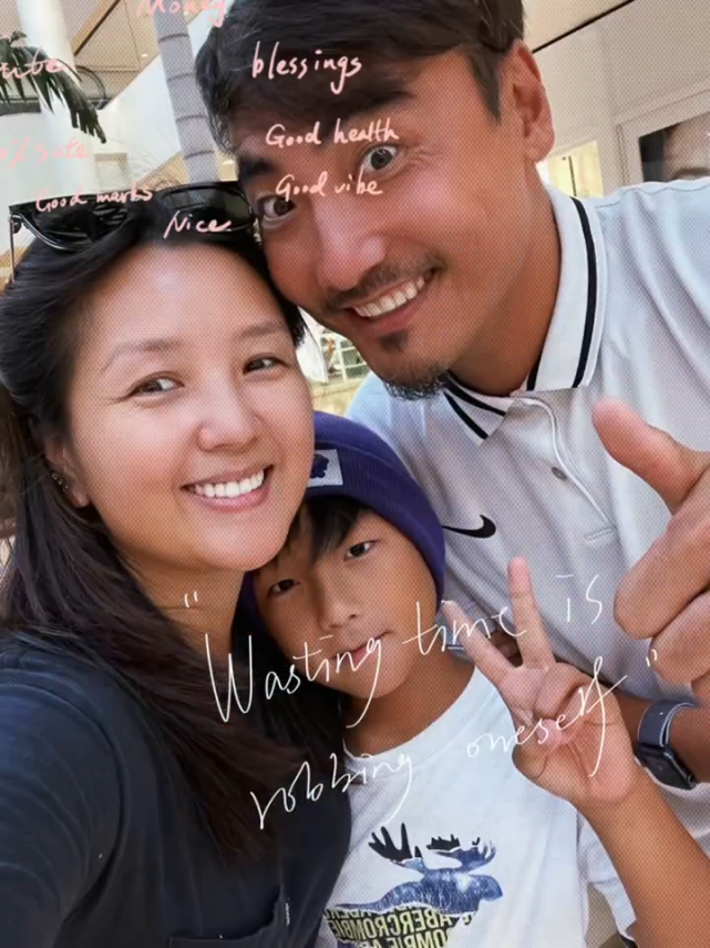 何洁|何洁公开全家福,三个孩子共用一张脸,长得都像妈妈