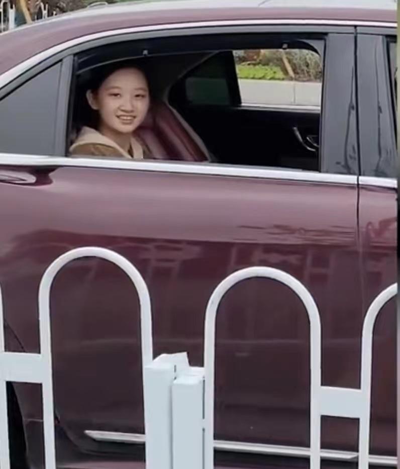 妈妈骑电车接儿子,爸爸开豪车接女儿,妈妈气不过,儿子表情亮了