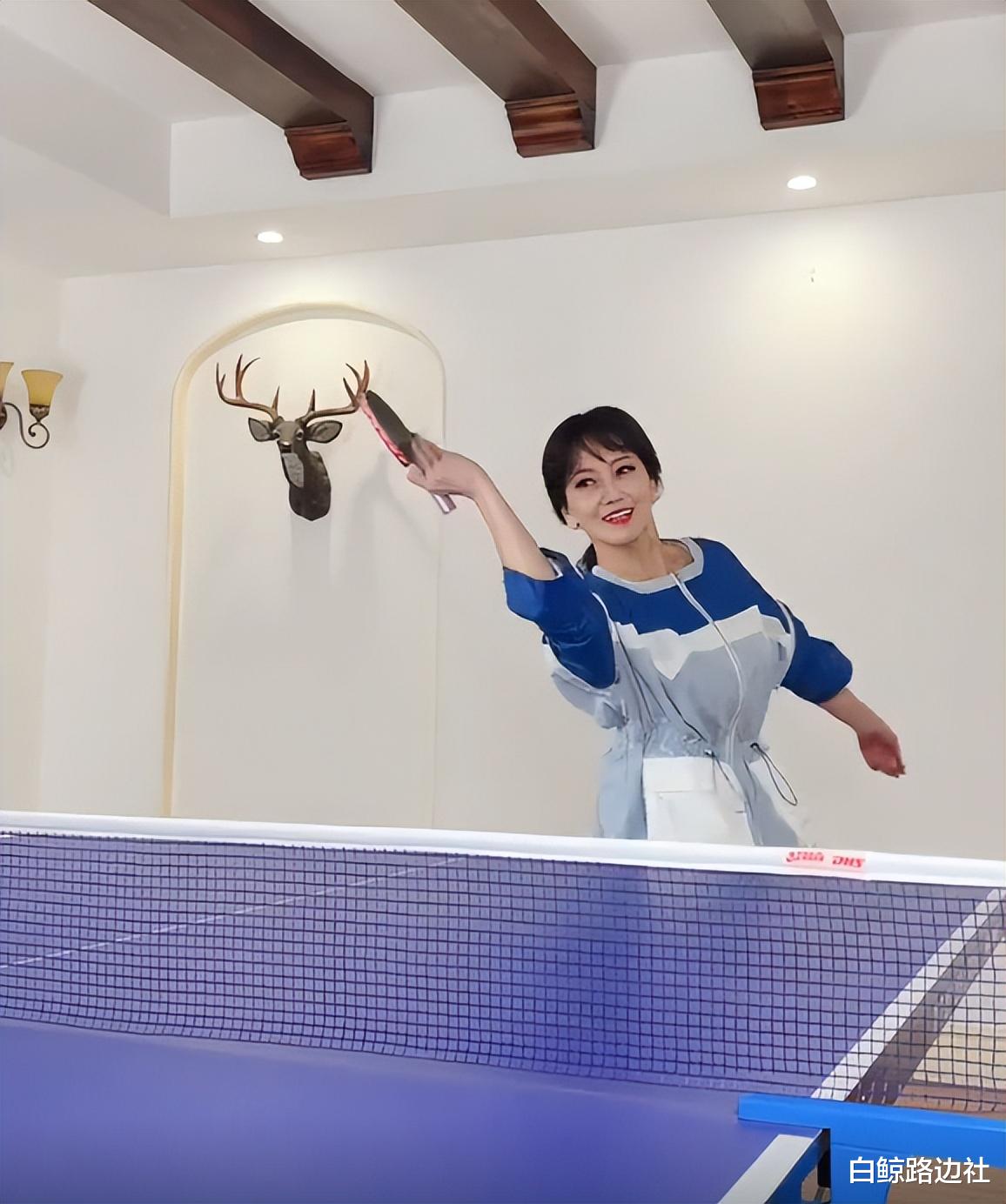 王小石|68岁赵雅芝陪小儿子打球！身材苗条活力满满，母子俩长得一模一样