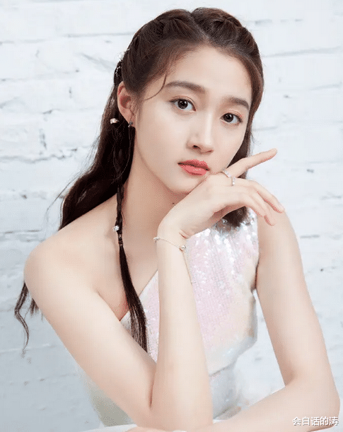 |时隔3月鹿晗首露面，晒办公室被嘲像“狗窝”，网友：关晓彤立功