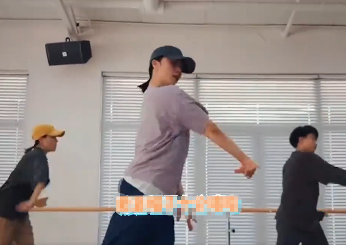 孙莉|44岁黄磊老婆大秀舞技！穿镂空背心太性感，手臂粗壮动作帅气