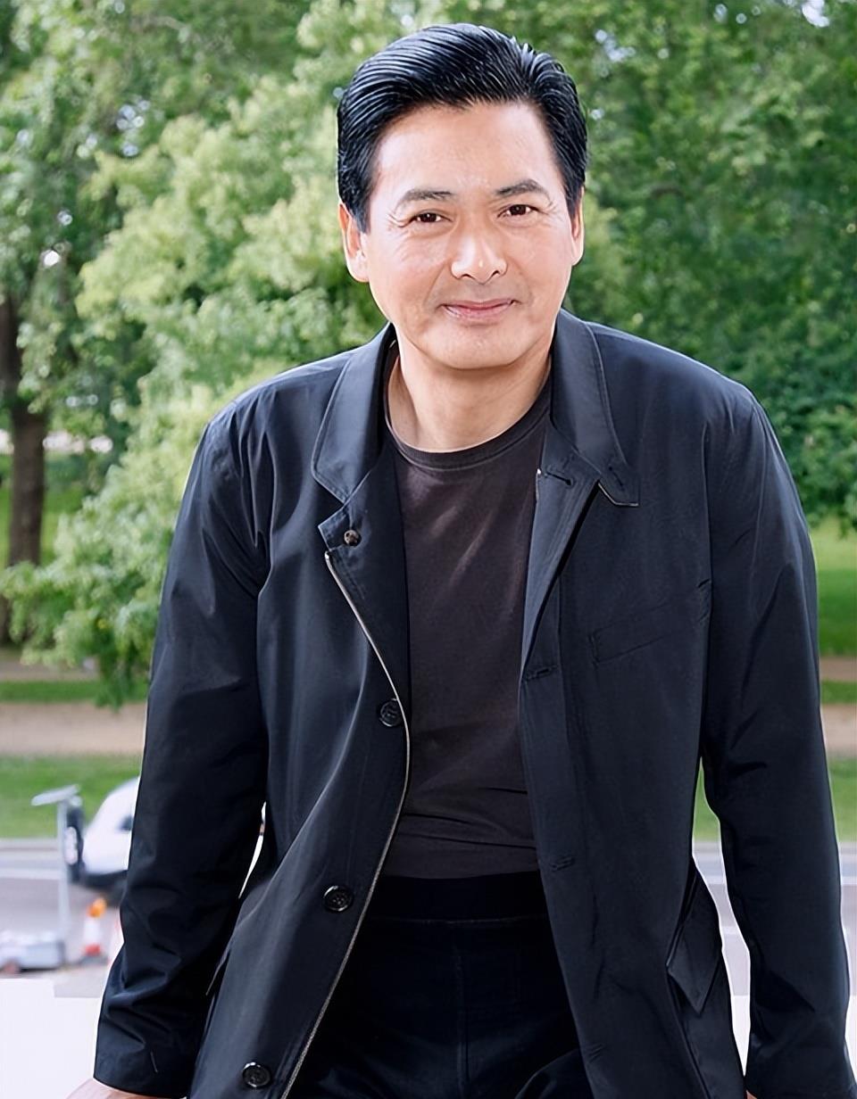 影帝|网友偶遇67岁影帝吃饭，两鬓斑白身形削瘦，两腿肌肉明显身高瞩目