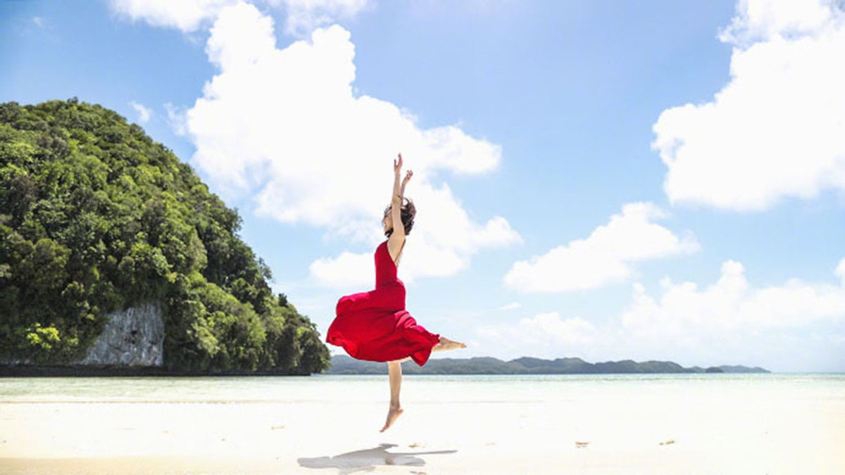 秦岚|41岁秦岚穿红裙的身材超性感，腰肢尺寸最诱人，与王鹤棣互动频繁