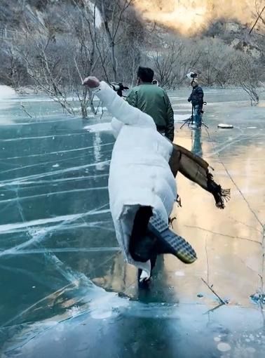 贾乃亮|贾乃亮为捞金真拼,穿羽绒服裹围巾在冰上直播,瑟瑟发抖看着都冷