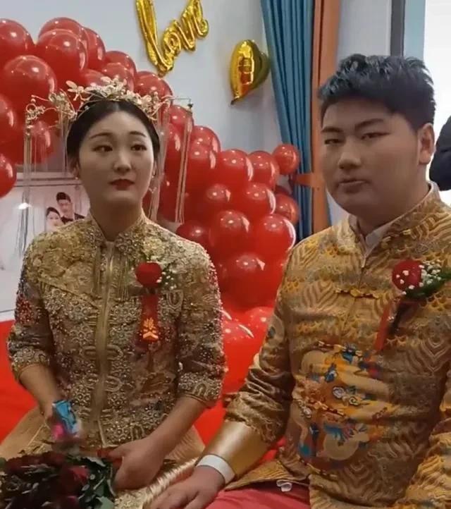 中国人|2011年他跟朋友借30块钱买下一件军大衣，6年后拍出51.8万