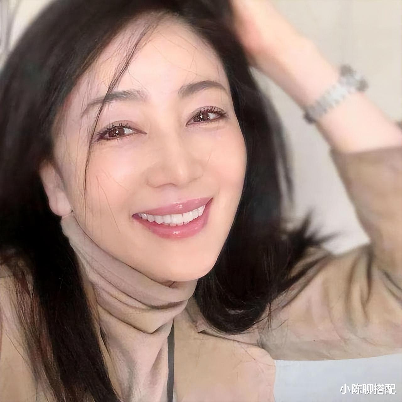 芹菜 她54岁看起来只有30岁,分享的几个减龄小技巧,值得我们借鉴